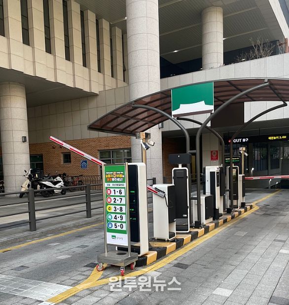 동작구청 주차장 앞에 설치된 차량 5부제 안내 배너