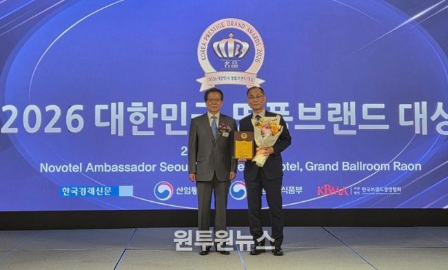 왼쪽부터 심사위원장 이훈영 경희대 교수, 평택시 이우진 농업기술센터소장