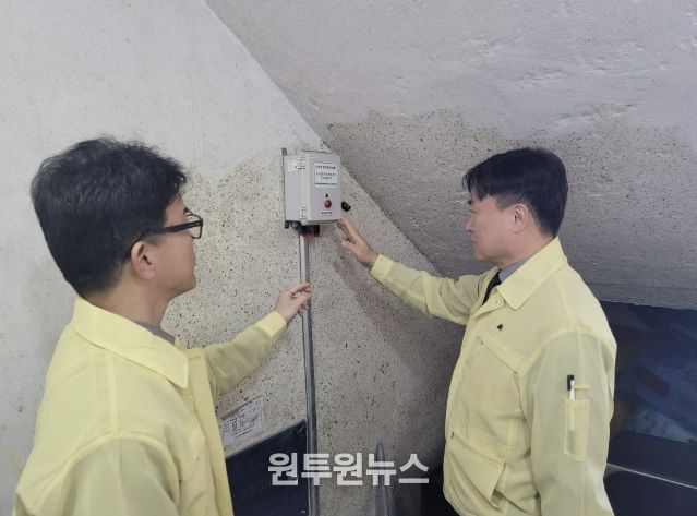 정연송 주택국장 및 건축과 공무원들이 반지하주택 내 침수경보장치 정상 작동 여부를 확인하고 있다