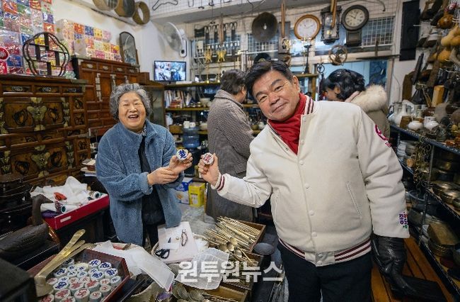 답십리 고미술상가 내 한 상인과 인사하는 이필형 동대문구청장