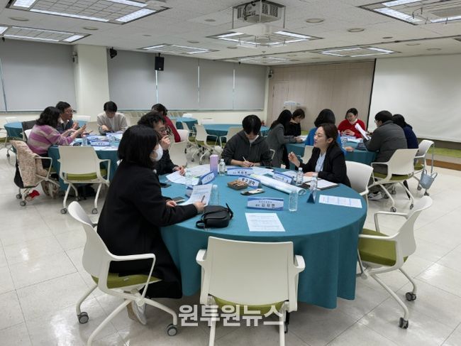 자원봉사센터 실무자와 학급 담임들이 9일 강북교육지원청에서 협의회를 열고 봉사 활동 운영 방안에 대해 논의하고 있다.