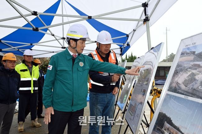 안병구 밀양시장이 밀양역 재건축 현장을 방문해 관계자로부터 공사 현황에 대한 설명을 듣고 있다.