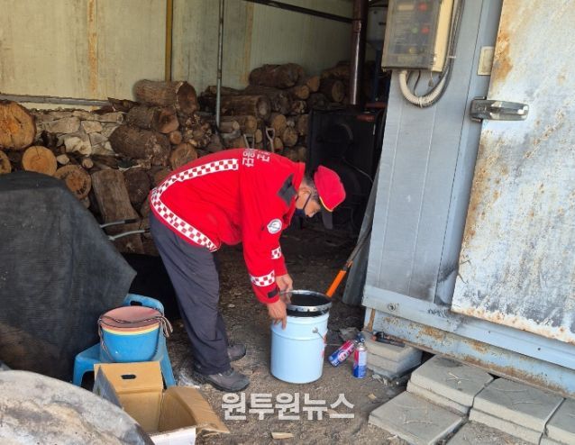 장성군이 화목 보일러 재처리 용기를 보급하고 있다. 장성군 제공