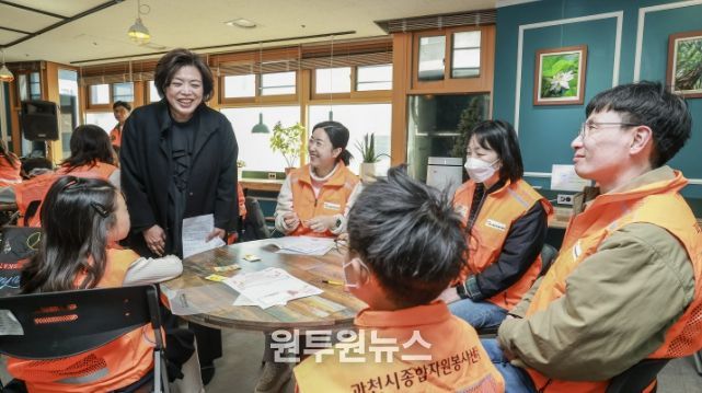 26년 3월 과천시종합자원봉사센터 가족봉사단 발대식에서 시민들과 인사 나누고 있