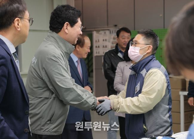 이상일 용인특례시장이 10일 성만원을 방문해 관계자들과 인사를 나누고 있다