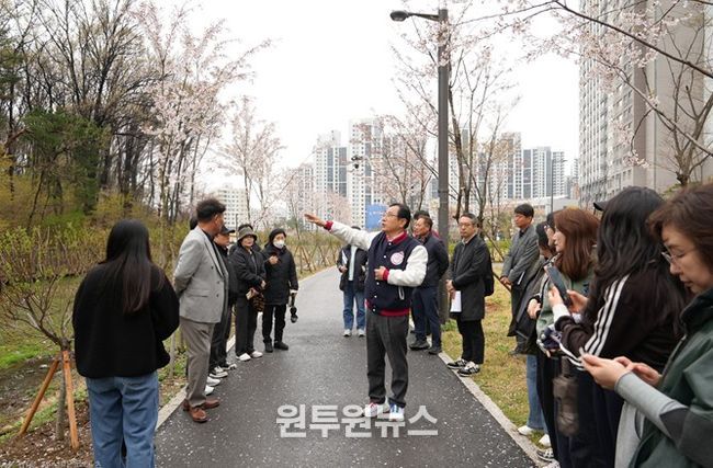 10일 오후 이현재 하남시장과 관계 부서 공무원, 감일총연합회 및 각 단지 입주자대표회의 관계자 등 시민 약 20명이 참석한 가운데 감일지구 현장점검이 진행되고 있다.