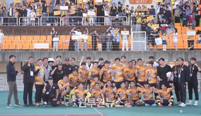 춘천시민축구단 경기 승리후 단체사진