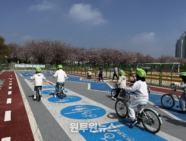 수원시가 만석공원 자전거교육장에서 ‘자전거 안전교육’을 운영하고 있다.