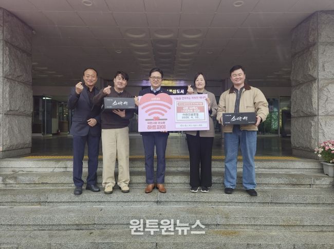(주)원진글로벌 관계자들이 10일 라면 50박스(100만 원 상당)를 기탁하며 기념촬영을 하고 있다.