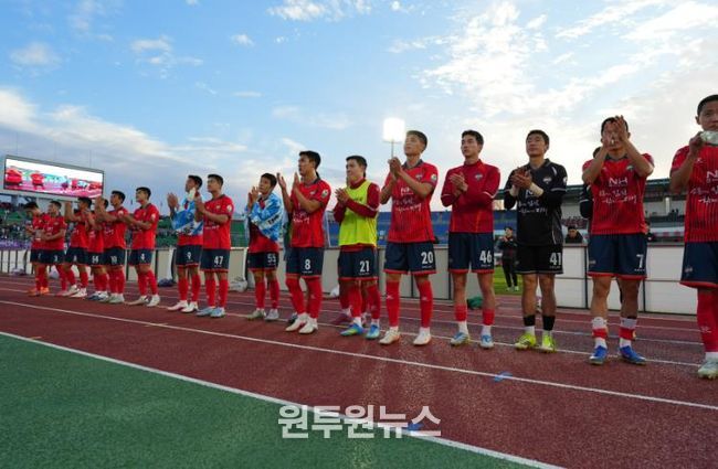 4월 12일 안양전 홈경기에서 김천상무 선수단이 경기 후 홈관중에게 인사하고 있다