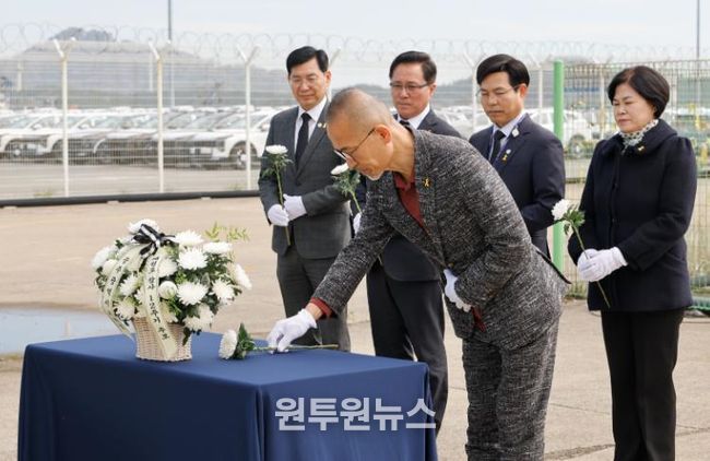 최승복 교육감 권한대행이 13일 목포 신항만을 찾아 세월호 선체 앞에서 희생자들을 추모하고 있다.