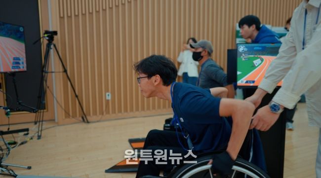 천안시장애인체육회와 단국대학교 관계자들이 ‘뉴 아이디어 공모사업’ 선정을 기념하며 디지털 e스포츠 장비를 시연하고 있다.