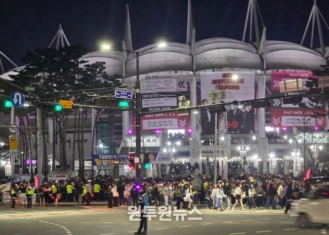 ‘BTS 월드투어 아리랑 인 고양‘ 종료 후 관객들이 순차적으로 퇴장하고 있다.