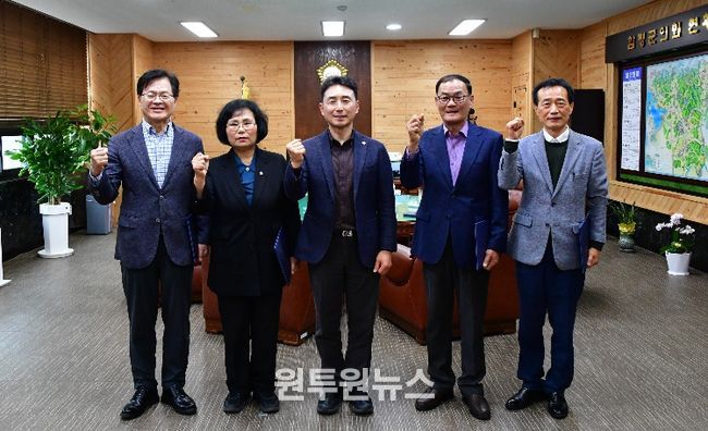 위촉장 수여식 기념사진(왼쪽부터 이정화 교수, 윤앵랑 의원, 이남오 의장, 채대섭(前 공무원), 윤영선(前 공무원))