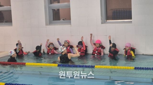 4월 14일 반디비 빙상장 수중운동실에서 열린 생존수영 교육 모습