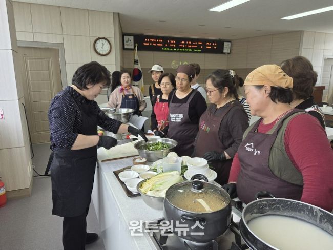 괴산군 농업기술센터에서 김치연구회 회원 20여 명이 김치 담그기 실습하는 장면