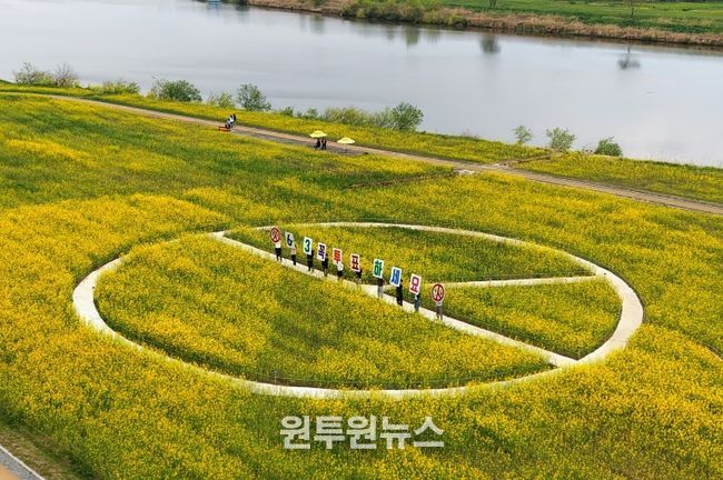 나주시가 전라남도 선거관리위원회와 협업해 영산강 유채꽃 단지에 ‘기표용구’ 형태의 이색 포토존을 조성했다.(사진 제공-나주시)