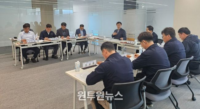 서산시시설관리공단 임직원들이 부패 요인의 선제적 관리를 위한 ISO 37001 도입 방안을 경청하고 있다