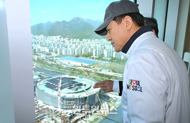 오세훈 서울시장이 15일(수) 도봉구 씨드큐브 창동 스카이라운지에서 서울아레나를 비롯한 주변 시설 현장을 둘러보고 있다.