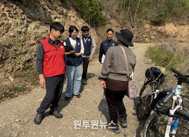 산림 이용객 계도 중인 송준호 북부지방산림청장