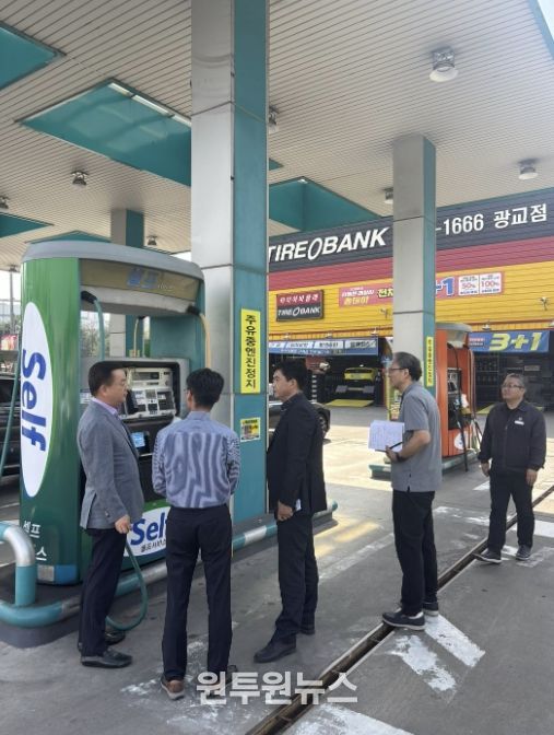 권혁주 수원시 환경국장(왼쪽 세 번째)이 동수원 톨게이트 인근 주유소에서 현장 점검을 하고 있다.