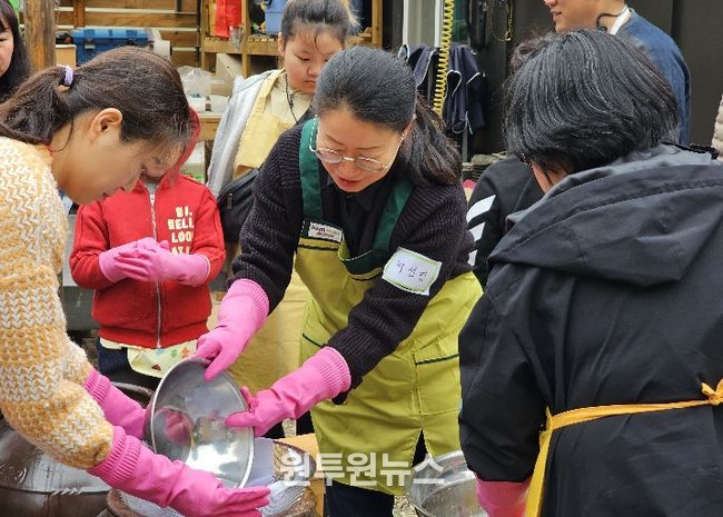 괴산서울농장 체험하는 모습