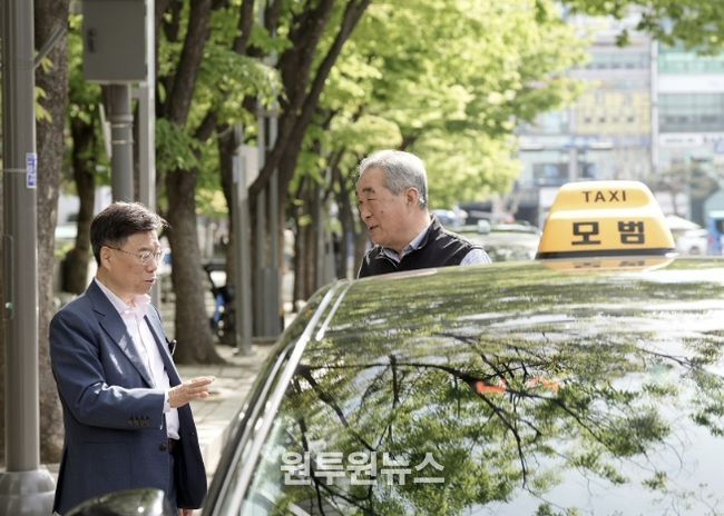 최근 국제유가 상승으로 운수사업자의 유류비 부담이 커진 가운데, 신상진 성남시장이 16일 한 택시 운수종사자와 만나 대화를 나누고 있다