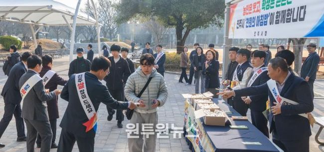 경상국립대학교(GNU) 새벽 총학생회는 1학기 중간고사 기간을 맞아 대학본부와 함께 ‘천원의 저녁밥’ 사업을 시행한다. 사진은 3월 17일 경상국립대학교 가좌캠퍼스 중앙식당 앞에서 경상국립대학교-진주시청-농협은행이 함께한 쌀 소비 촉진 캠페인 모습이다.