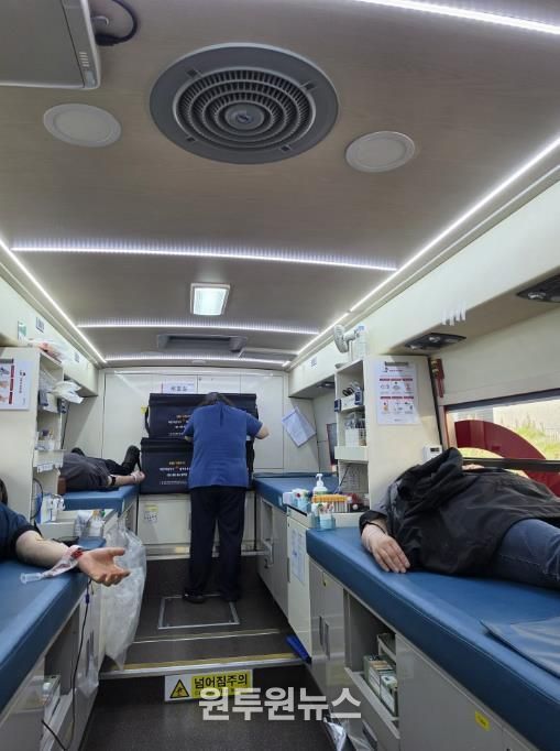 충남교육청 교직원이 헌혈에 참여하고 있는사진