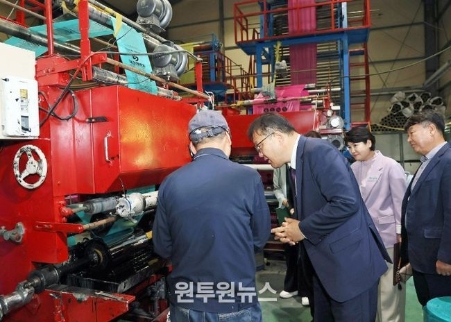 장금용 창원특례시장 권한대행 관내 재생원료 100%사용 종량제봉투 생산 현장 방문