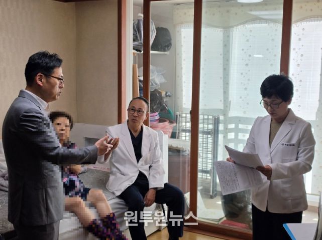 화성특례시 다학제 팀이 어르신 가정을 방문해 통합 돌봄 서비스를 제공하며 건강 상태를 점검하고 있다.