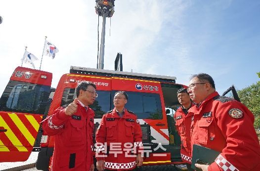 박은식산림청장(왼쪽 첫번째)이 16일 유·무선 통신시스템 탑재 고성능 통신지휘차량 성능을 점검하고 있다