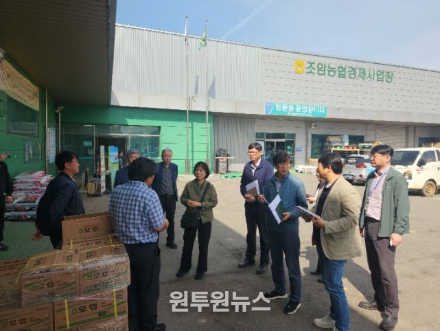 조암농협 경제사업장에서 농자재 수급 현황을 점검하며 관계자들과 의견을 나누고 있다.
