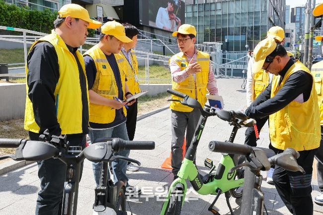 구 관계자가 모의훈련 실시 전 단속원들에게 사전교육하고 있다.