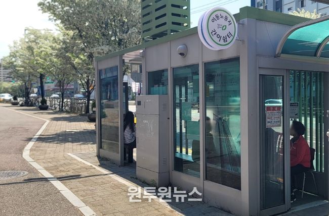 청주시 스마트 버스승강장, 야간엔 이동노동자 쉼터 된다. 사진(금천동 스마트 버스승강장)
